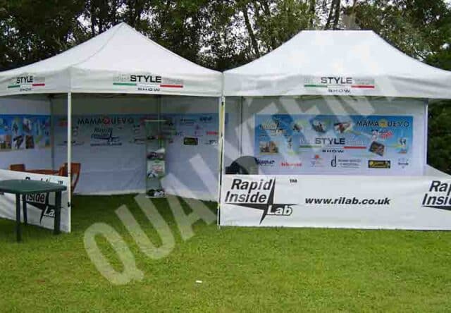 Tendas de cor branca para desporto motorizado